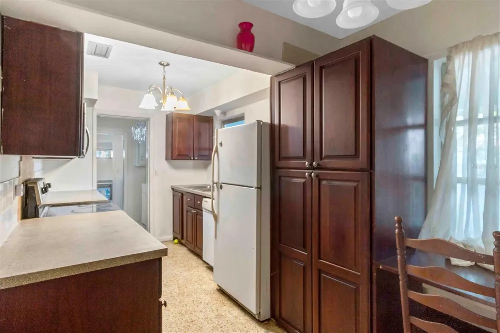 2695 S EAST AVENUE Sarasota, FL 34239