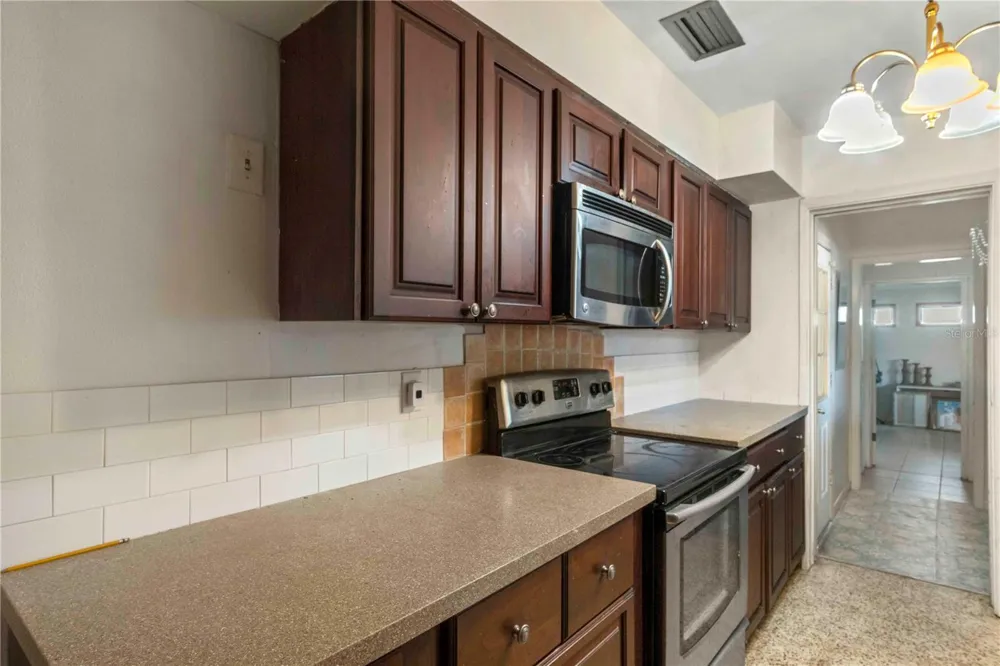 2695 S EAST AVENUE Sarasota, FL 34239