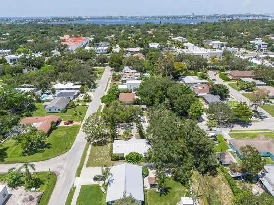 2695 S EAST AVENUE Sarasota, FL 34239