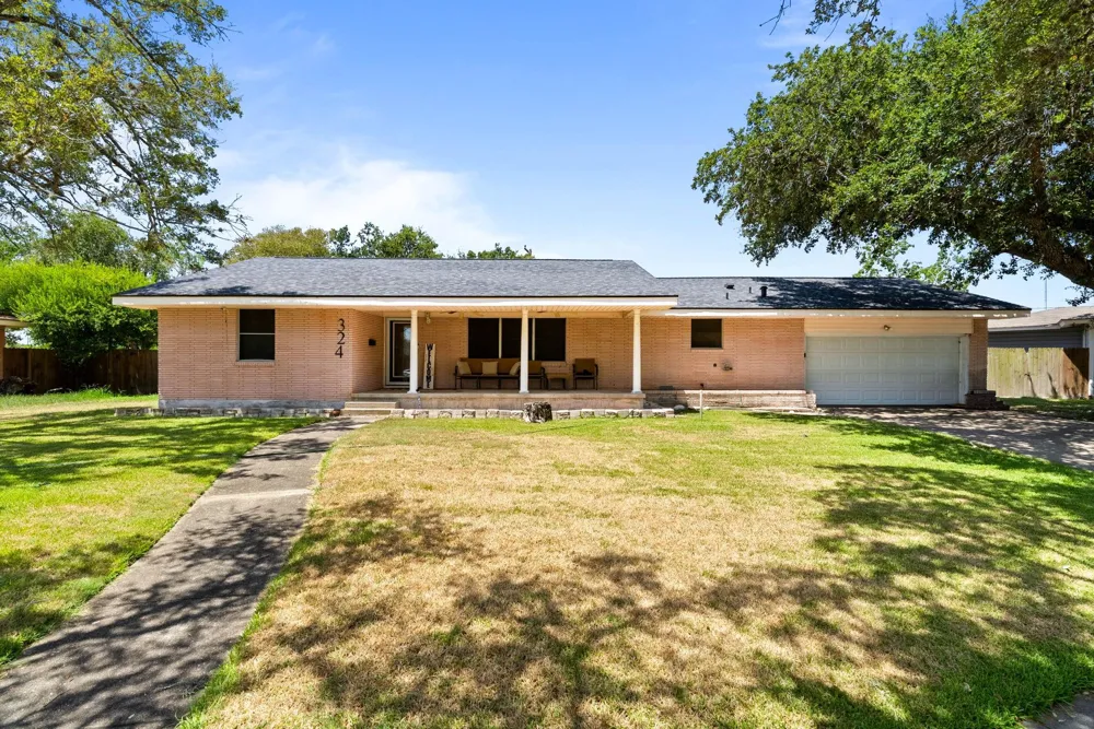324 Woodlawn Street Sinton, TX 78387
