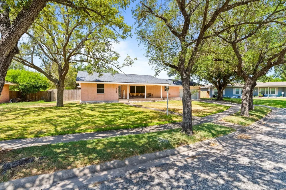 324 Woodlawn Street Sinton, TX 78387