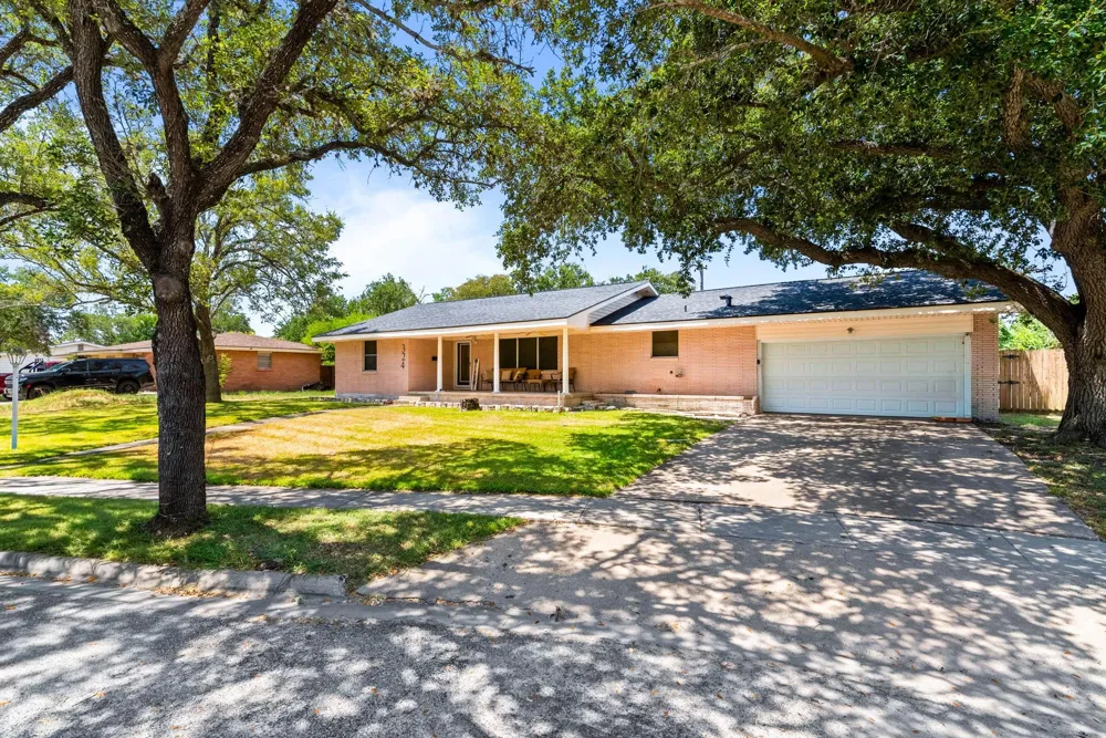 324 Woodlawn Street Sinton, TX 78387