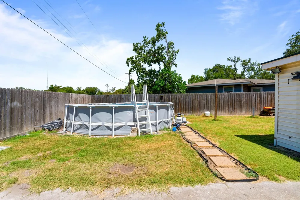 324 Woodlawn Street Sinton, TX 78387