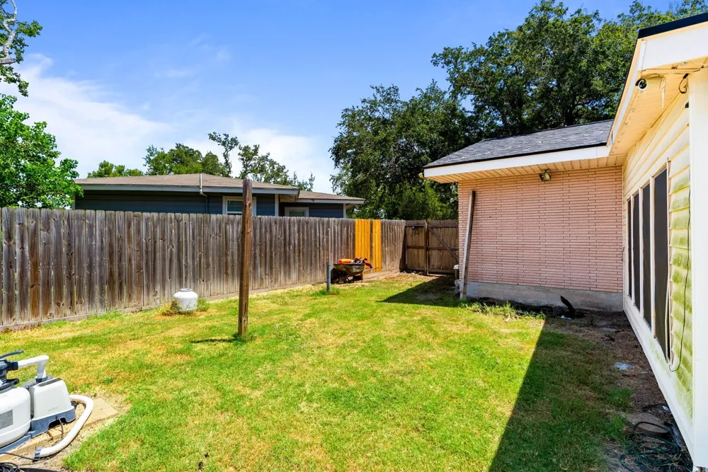324 Woodlawn Street Sinton, TX 78387