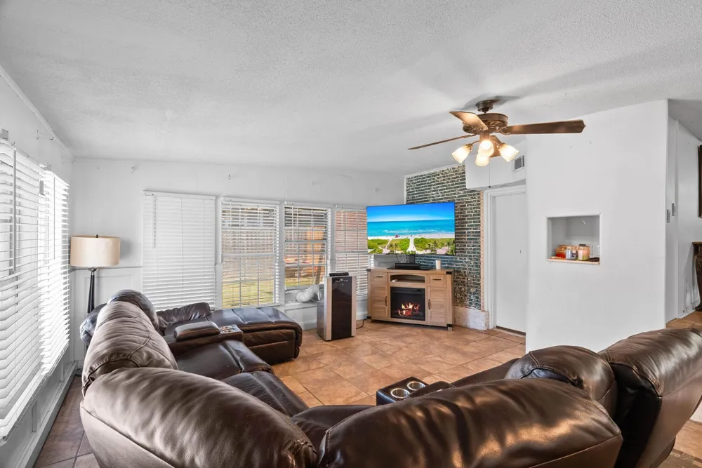 324 Woodlawn Street Sinton, TX 78387
