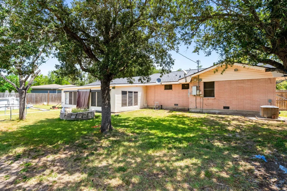 324 Woodlawn Street Sinton, TX 78387