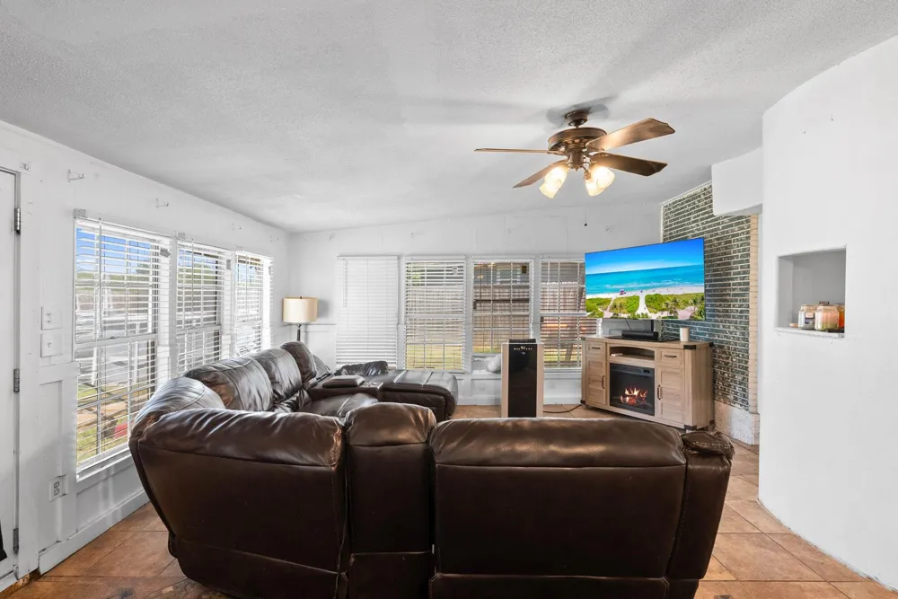 324 Woodlawn Street Sinton, TX 78387