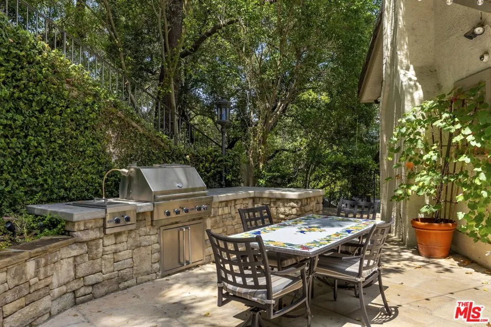 15938 Valley Vista Boulevard Encino, CA 91436