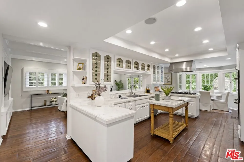 15938 Valley Vista Boulevard Encino, CA 91436