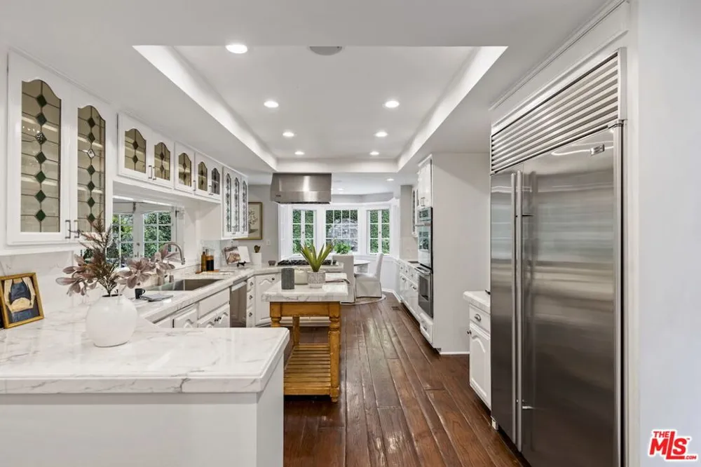 15938 Valley Vista Boulevard Encino, CA 91436