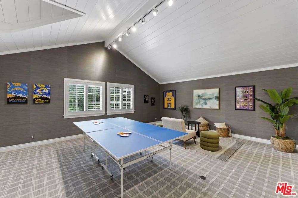 15938 Valley Vista Boulevard Encino, CA 91436