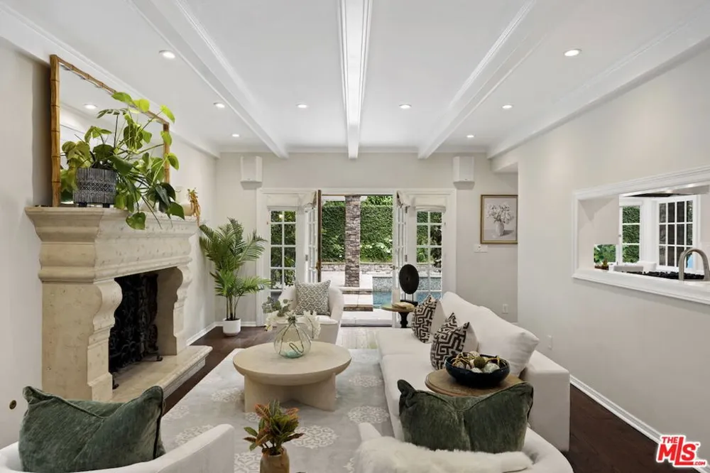15938 Valley Vista Boulevard Encino, CA 91436