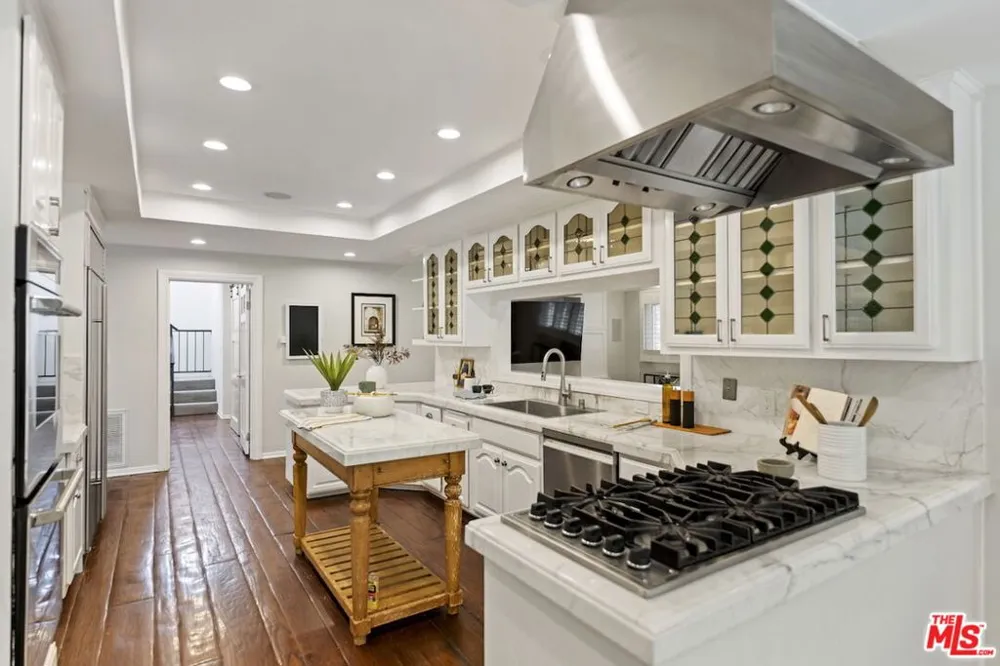 15938 Valley Vista Boulevard Encino, CA 91436