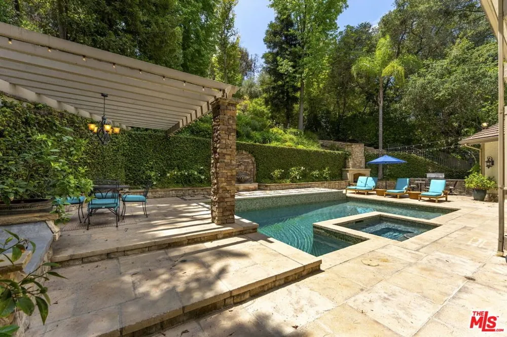 15938 Valley Vista Boulevard Encino, CA 91436