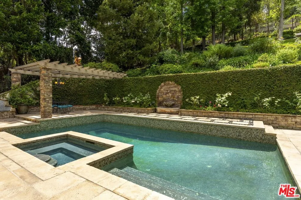 15938 Valley Vista Boulevard Encino, CA 91436