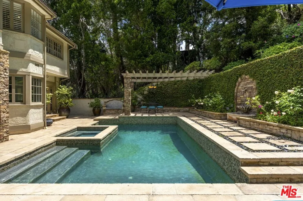 15938 Valley Vista Boulevard Encino, CA 91436