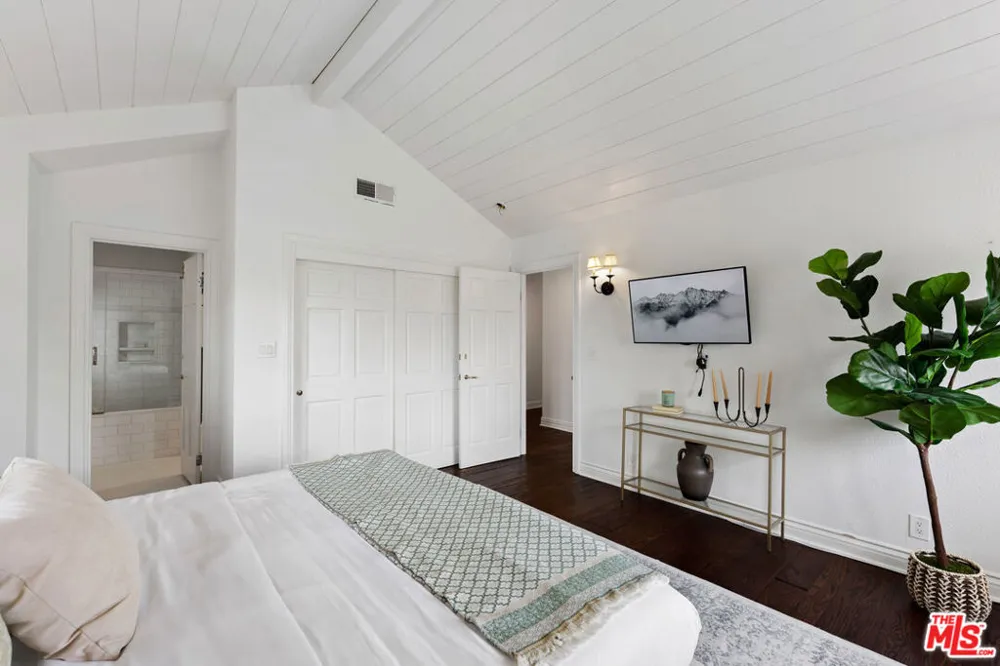15938 Valley Vista Boulevard Encino, CA 91436