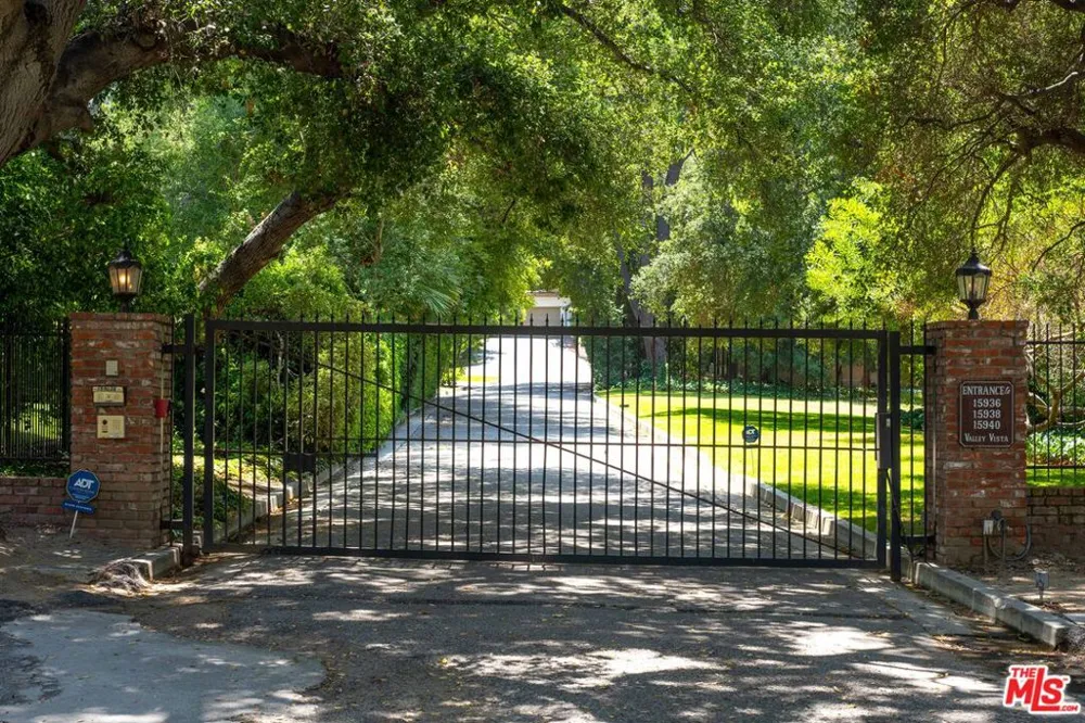 15938 Valley Vista Boulevard Encino, CA 91436
