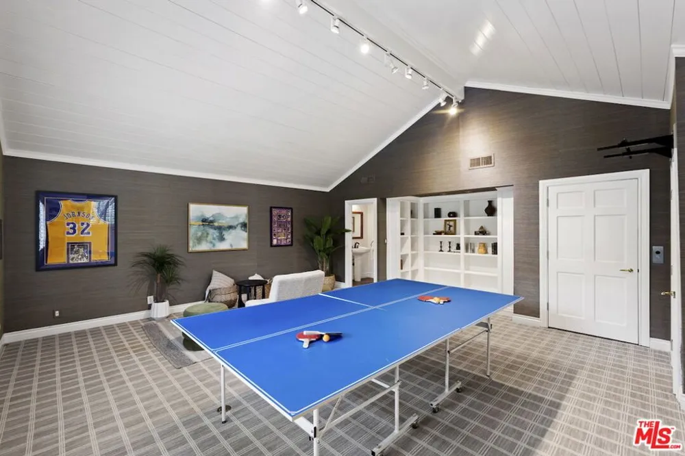 15938 Valley Vista Boulevard Encino, CA 91436