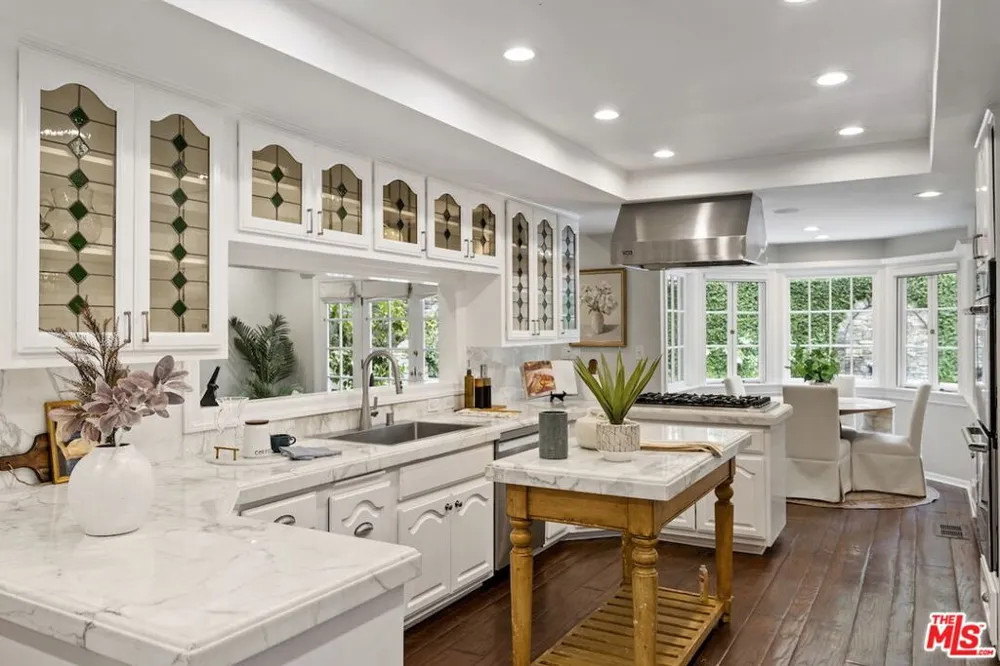15938 Valley Vista Boulevard Encino, CA 91436