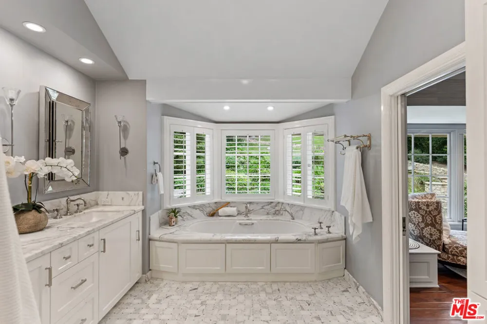 15938 Valley Vista Boulevard Encino, CA 91436