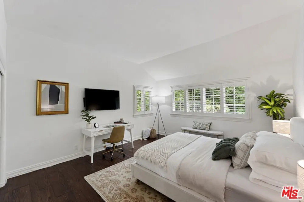 15938 Valley Vista Boulevard Encino, CA 91436