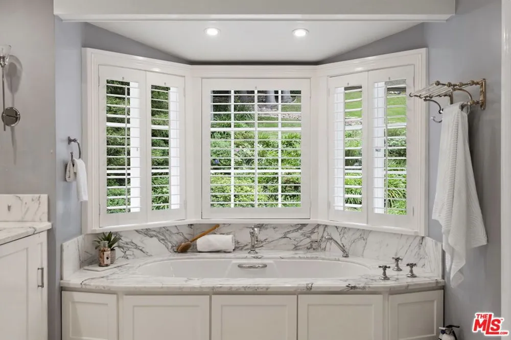 15938 Valley Vista Boulevard Encino, CA 91436