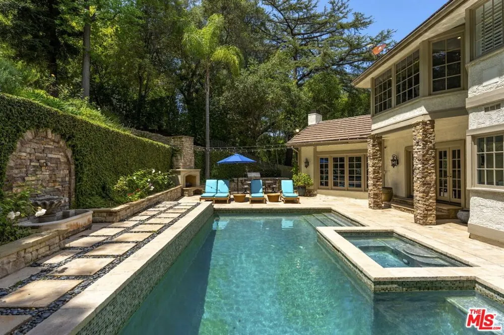 15938 Valley Vista Boulevard Encino, CA 91436