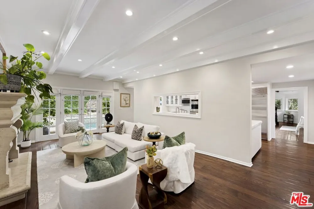 15938 Valley Vista Boulevard Encino, CA 91436