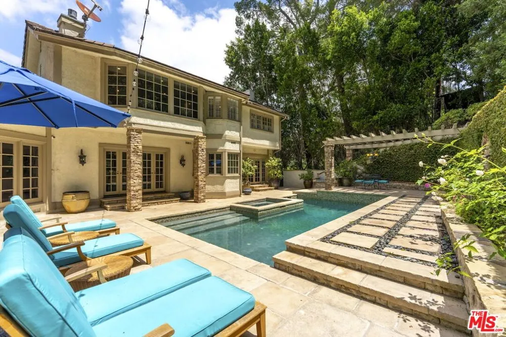 15938 Valley Vista Boulevard Encino, CA 91436
