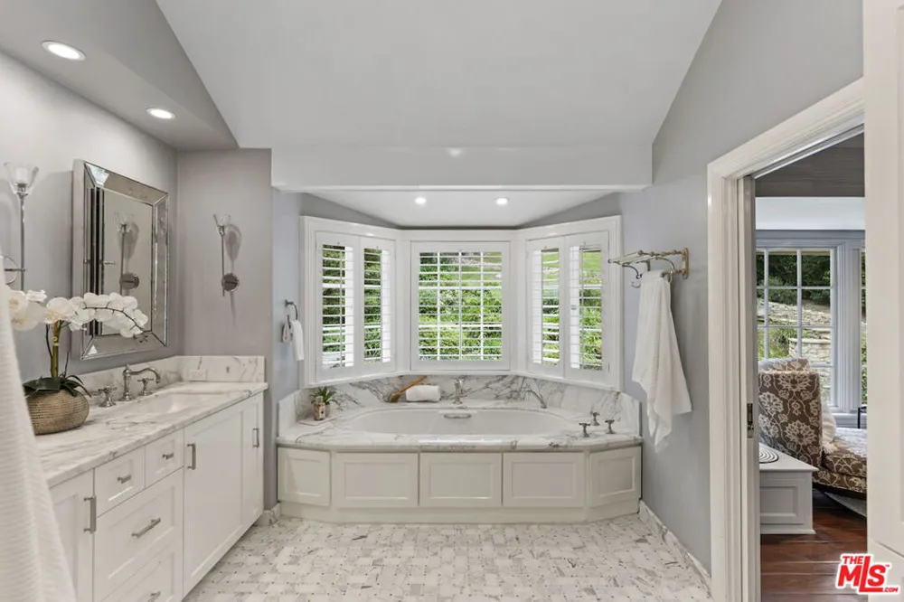 15938 Valley Vista Boulevard Los Angeles, CA 91436