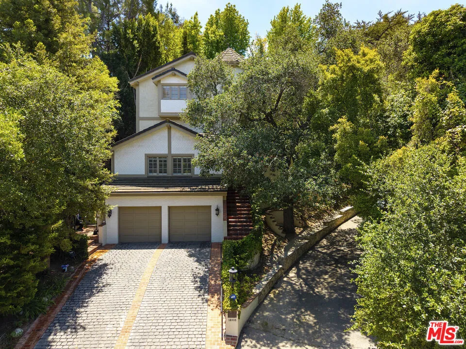 15938 Valley Vista Boulevard Los Angeles, CA 91436