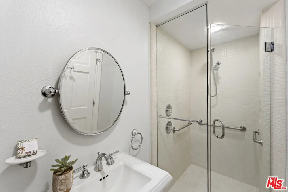 15938 Valley Vista Boulevard Los Angeles, CA 91436