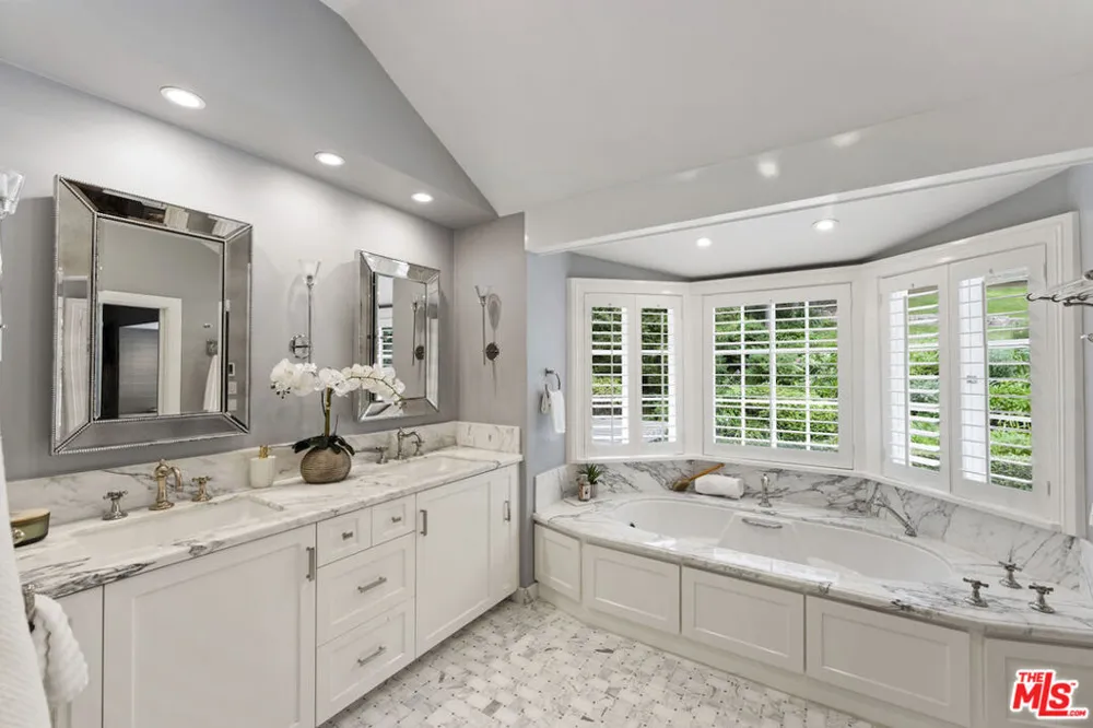 15938 Valley Vista Boulevard Los Angeles, CA 91436