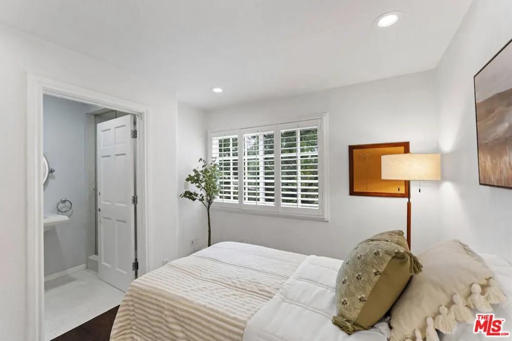 15938 Valley Vista Boulevard Los Angeles, CA 91436