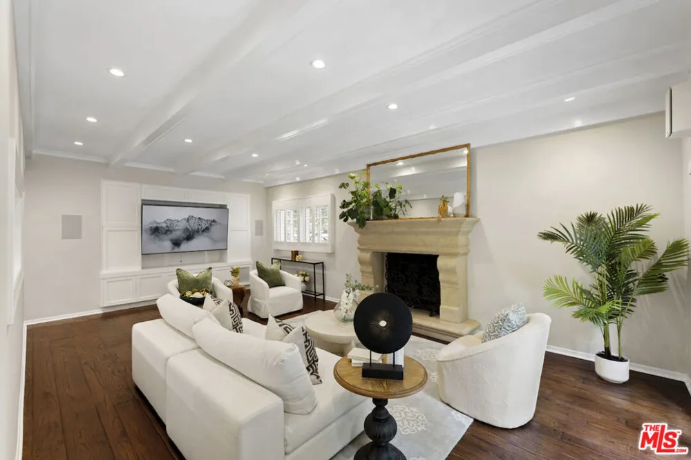 15938 Valley Vista Boulevard Los Angeles, CA 91436