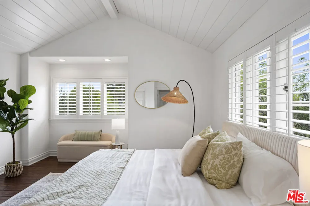 15938 Valley Vista Boulevard Los Angeles, CA 91436
