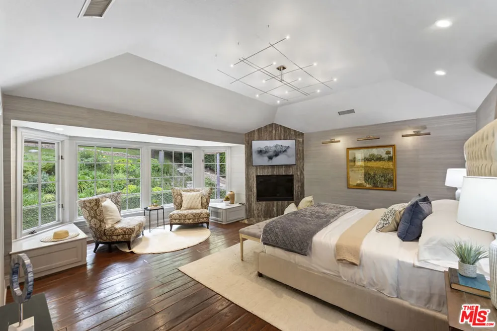 15938 Valley Vista Boulevard Los Angeles, CA 91436