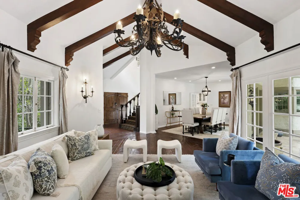 15938 Valley Vista Boulevard Los Angeles, CA 91436
