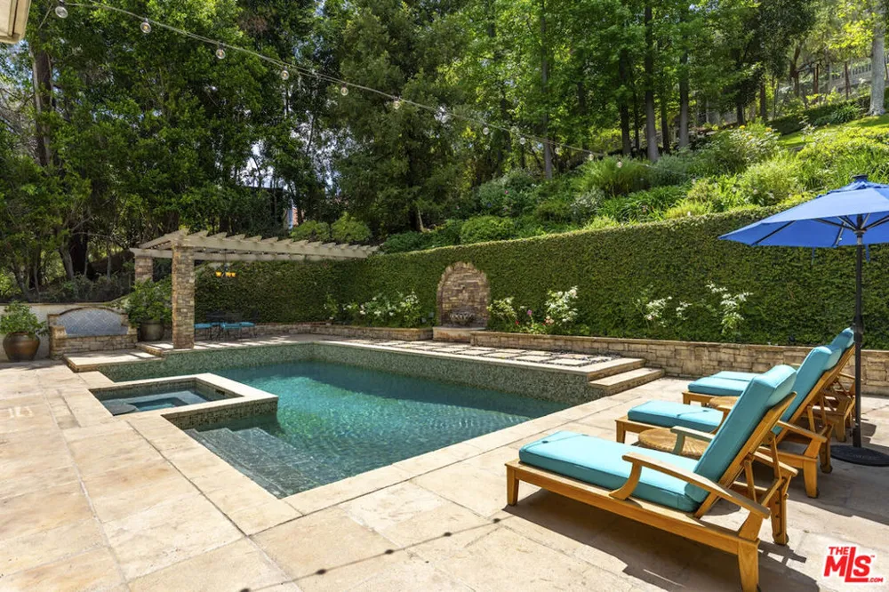 15938 Valley Vista Boulevard Los Angeles, CA 91436