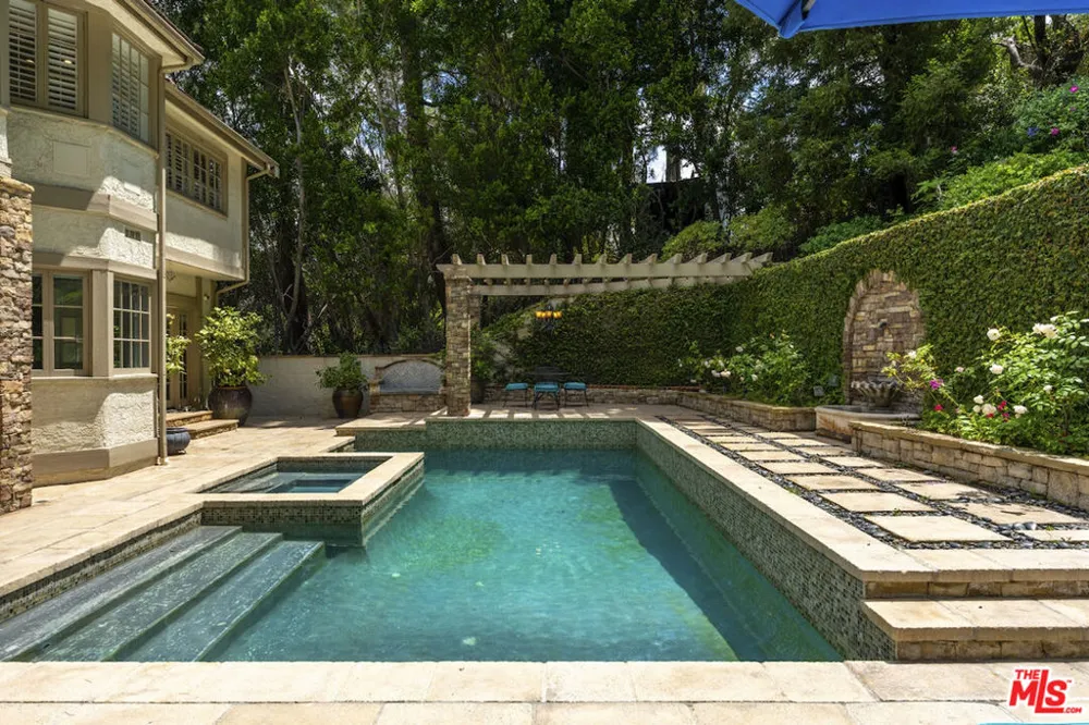 15938 Valley Vista Boulevard Los Angeles, CA 91436