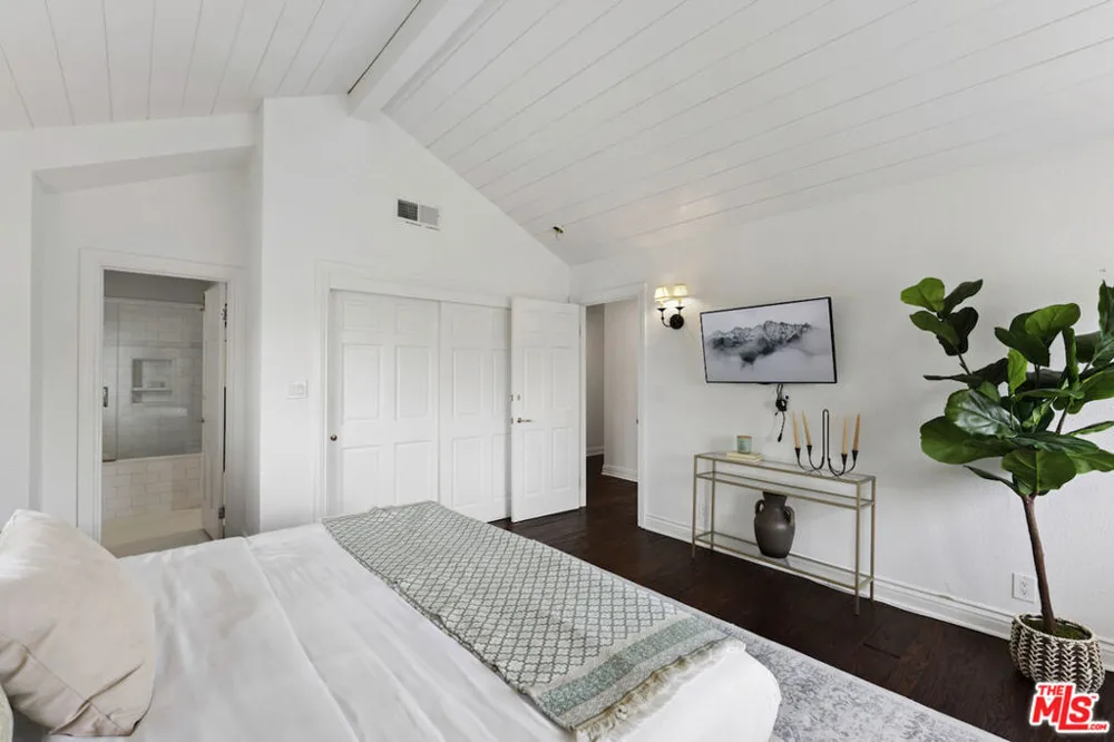 15938 Valley Vista Boulevard Los Angeles, CA 91436