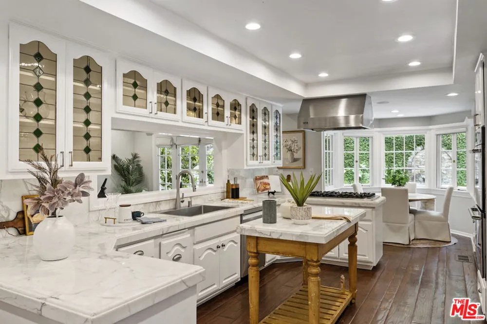 15938 Valley Vista Boulevard Los Angeles, CA 91436