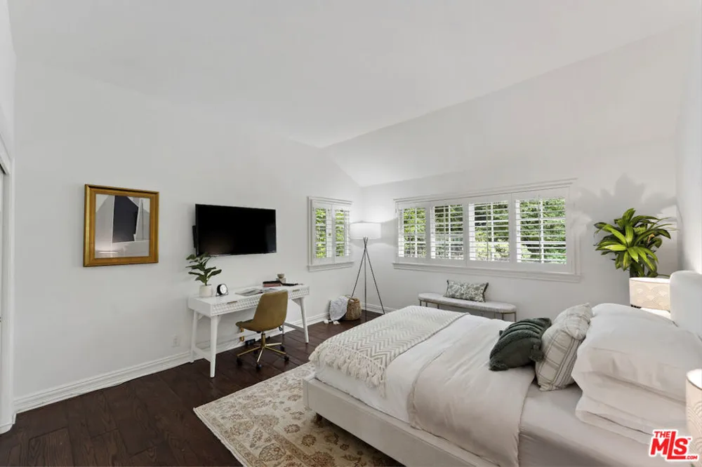 15938 Valley Vista Boulevard Los Angeles, CA 91436