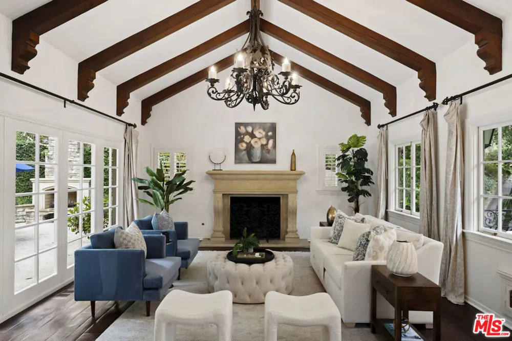 15938 Valley Vista Boulevard Los Angeles, CA 91436