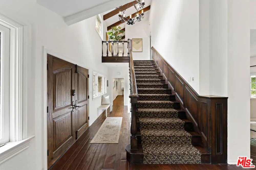 15938 Valley Vista Boulevard Los Angeles, CA 91436