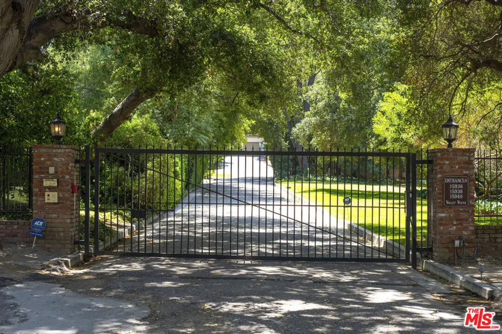 15938 Valley Vista Boulevard Los Angeles, CA 91436