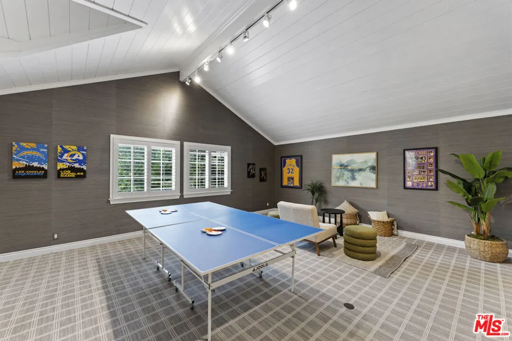 15938 Valley Vista Boulevard Los Angeles, CA 91436