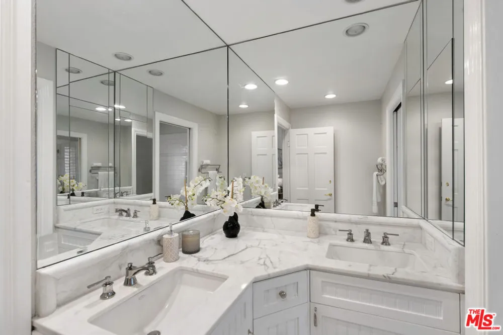 15938 Valley Vista Boulevard Los Angeles, CA 91436