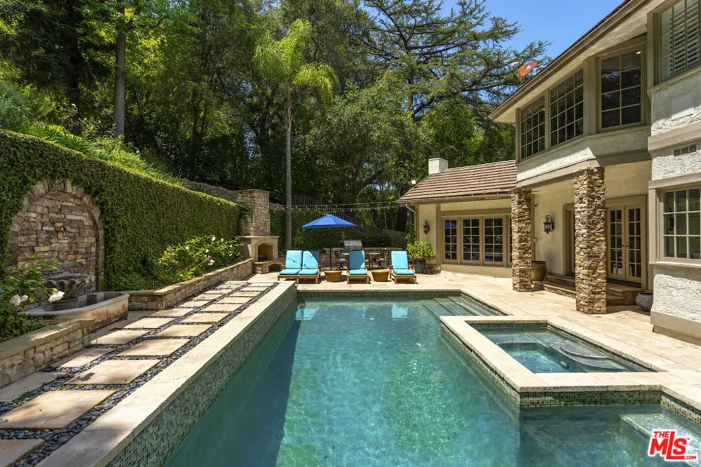 15938 Valley Vista Boulevard Los Angeles, CA 91436